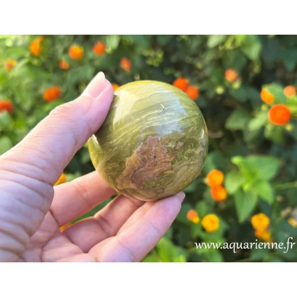 Harmonie, apaisement, abondance... découvrez les vertus de cette sphère polie en opale verte de Madagascar.