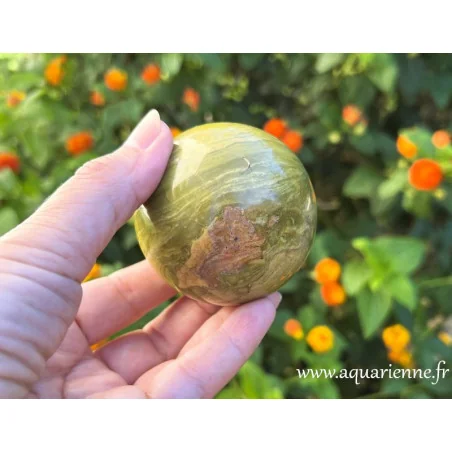 Harmonie, apaisement, abondance... découvrez les vertus de cette sphère polie en opale verte de Madagascar.