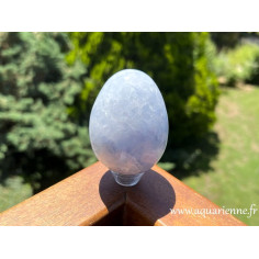 Calcite bleue, source de sérénité et d'expression de soi. Oeuf poli de calcite bleue de Madagascar de 7,5cm de haut et 336g.