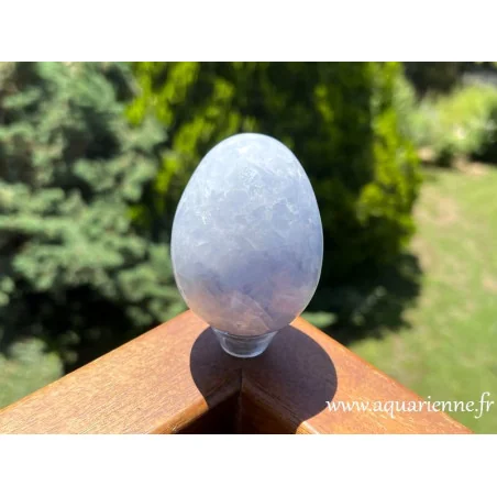 Calcite bleue, source de sérénité et d'expression de soi. Oeuf poli de calcite bleue de Madagascar de 7,5cm de haut et 336g.
