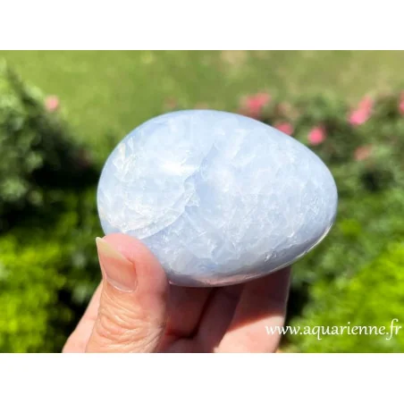 Plongez dans la douceur de la calcite bleue, une pierre qui apaise l'esprit et réconforte l'âme. Oeuf de calcite bleue.