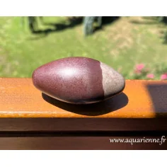 Découvrez la puissante énergie de ce Shiva lingam de 8,6 cm et 226g. Vitalité, éveil de la kundalini, transformation.