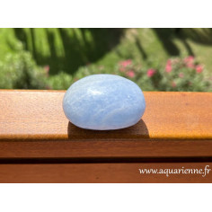 Offrez-vous la beauté apaisante de la Calcite bleue. Galet de sérénité en calcite bleue : 6 cm - 147g. Pièce unique.
