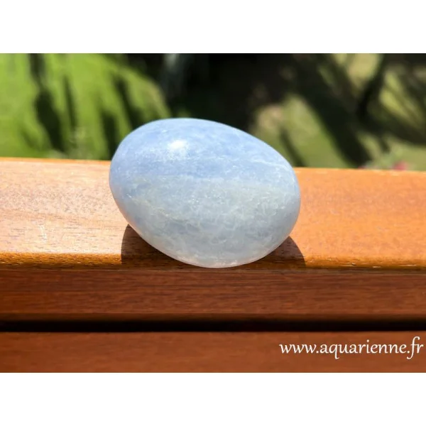 Photo verso de ce galet de calcite bleue de Madagascar, poli à la main. Pièce unique à offrir ou à s'offrir.