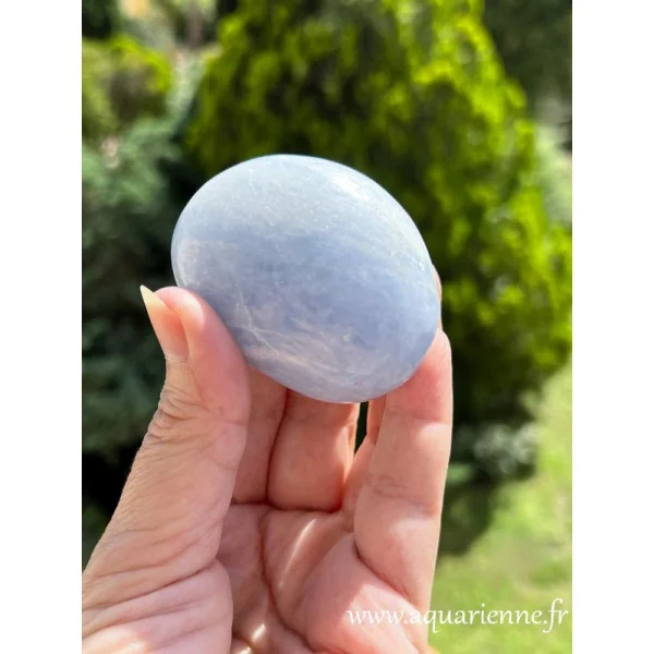 Plongez dans un cocon de douceur et de sérénité avec ce galet de calcite bleue de 6 cm de long, pesant 147g.