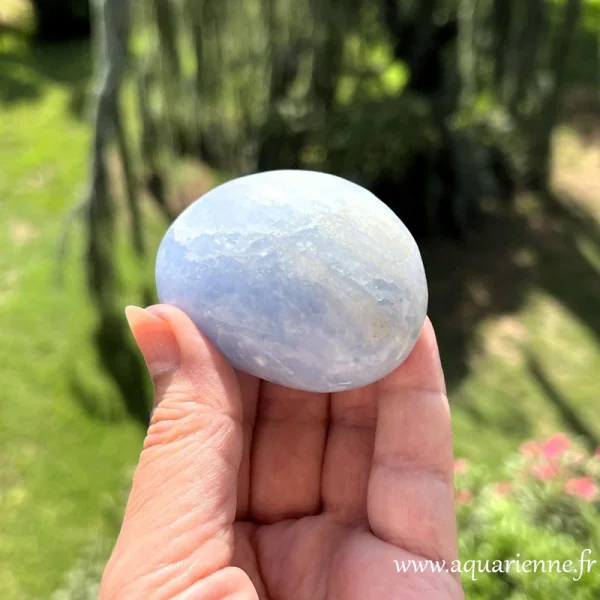Galet de sérénité en calcite bleue : un compagnon parfait pour surmonter le stress quotidien. Pièce unique.