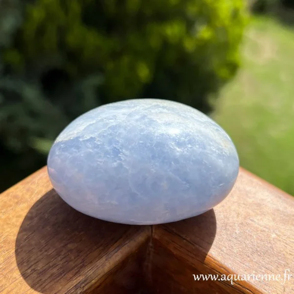 La calcite bleue calme et apaise, favorise la relaxation, améliore la communication. Galet de calcite bleue, pièce unique.
