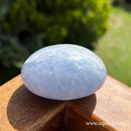 La calcite bleue calme et apaise, favorise la relaxation, améliore la communication. Galet de calcite bleue, pièce unique.