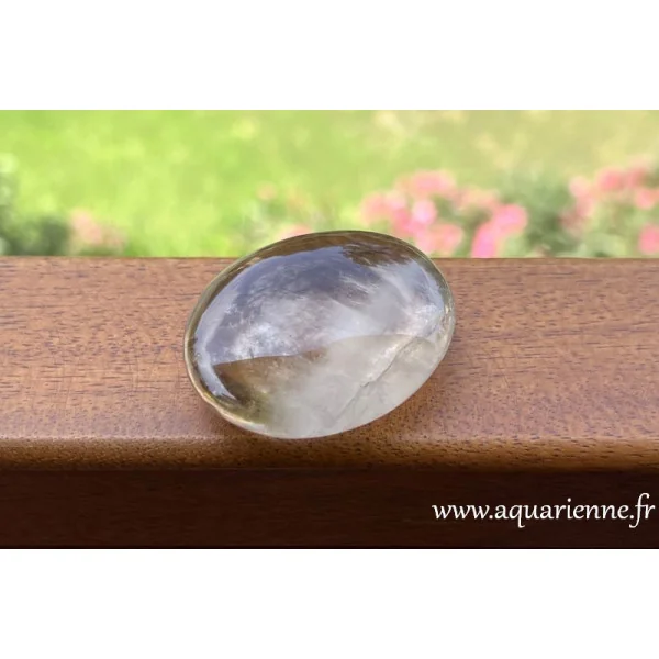 Pierre d'ancrage et de protection, le quartz fumé aide à lâcher prise sur le passé. Galet de quartz fumé de Madagascar.