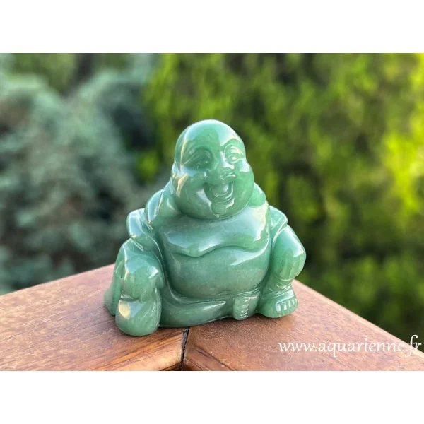 Statuette de Bouddha rieur assis en pierre naturelle d'aventurine verte. Prospérité, abondance, chance, joie.