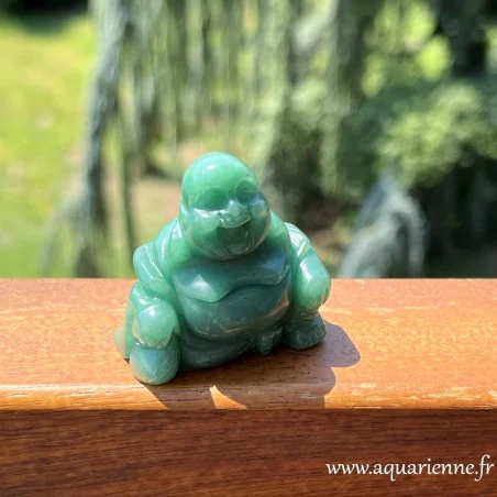 Statuette de Bouddha rieur assis, symbole de joie et d'abondance, renforcé par l'aventurine verte, pierre de bonne fortune.