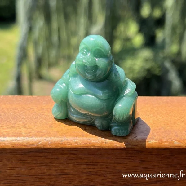 La pierre aventurine renforce les énergies positives associées à l'énergie joyeuse et d'abondance du Bouddha Rieur.