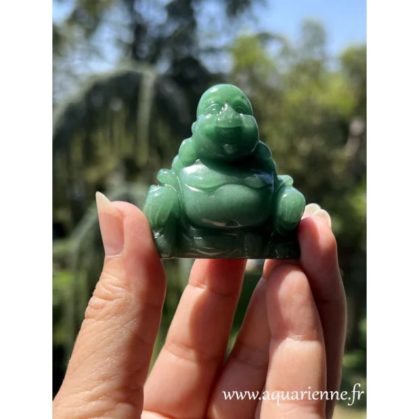 Idée cadeau à offrir ou à s'offrir : Bouddha rieur assis en aventurine verte, porte-bonheur.
