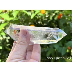 Quartz biterminé de Madagascar : 13 cm, 250g. Cristal de roche juste repoli, légèrement fumé vers la pointe la plus large.