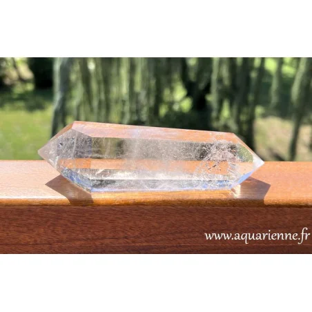 Cristal de roche naturel juste repoli, ce quartz possède deux terminaisons. Facilite l'échange d'énergie entre les chakras.