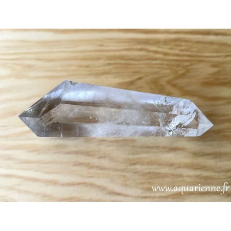 Pièce unique ce quartz biterminé se distingue par sa légère teinte fumée vers la pointe la plus large, visible sur cette photo.