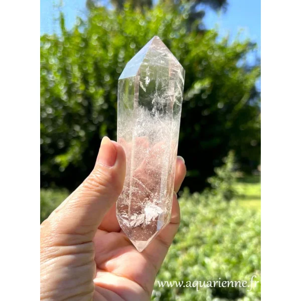 Quartz à double terminaison, avec fantôme et inclusions. Idéal pour praticiens en énergétique et amateurs de minéraux.