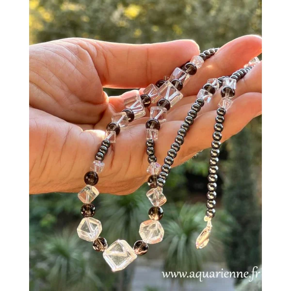 Découvrez Trésor d'ancrage, un collier création en pierres naturelles : cristal de roche, hématite, quartz fumé. Pièce unique.
