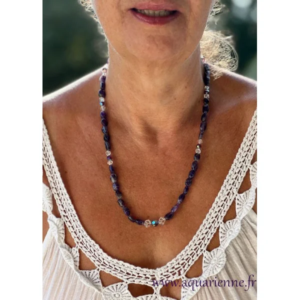 Porter le collier "Élévation" est un acte de connexion à soi-même et à des vibrations supérieures. Bijou pièce unique.