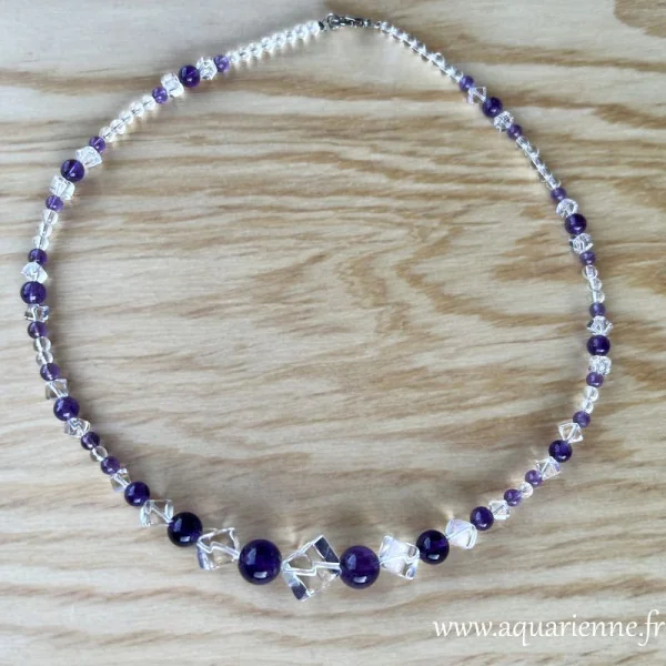 Invitez la paix intérieure et l'équilibre spirituel dans votre quotidien. Collier "Namasté" : cristal de roche et améthyste.