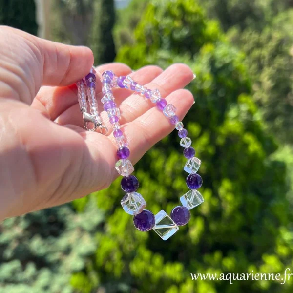 Création Aquarienne, le collier "Namasté", en améthyste et cristal de roche est unique. Talisman de lumière et de sagesse.