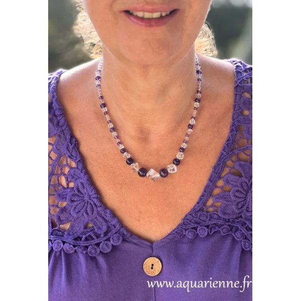 Portez le collier "Namasté", en cristal de roche et améthyste pour reconnaître la part du divin qui est en vous. Pièce unique.