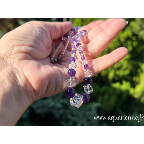 Le collier "Namasté", crée une synergie puissante entre l'améthyste et le cristal de roche : reconnexion à votre essence divine.