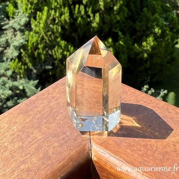 Citrine de Madagascar, pointe quartz Isis de 40mm de hauteur. L'énergie solaire de ce cristal apporte dynamisme et joie.