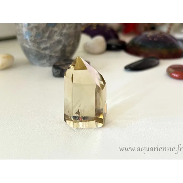 Citrine claire, qualité extra. Pointe à 6 côtés de 40 mm avec une face Isis. Comme un petit soleil à s'offrir pour le moral.