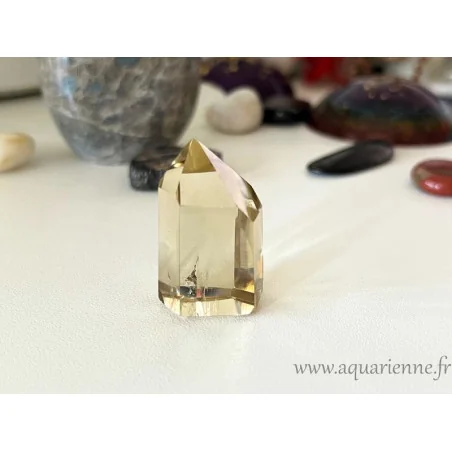 Citrine claire, qualité extra. Pointe à 6 côtés de 40 mm avec une face Isis. Comme un petit soleil à s'offrir pour le moral.