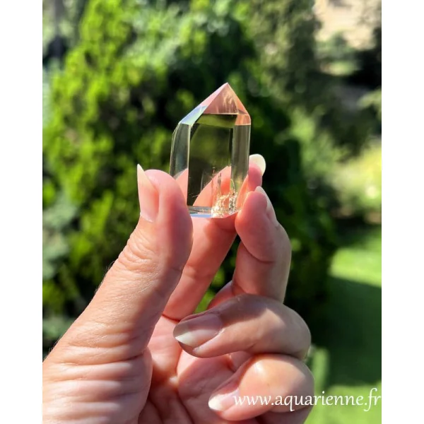 Pointe quartz Citrine authentique, juste repolie de 4 cm de haut, pesant 31 g. Ensoleillez-vous avec les cristaux de Citrine.