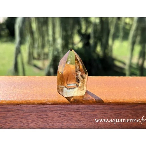Citrine fumée naturelle, prisme à 6 faces dont une face Isis à 5 côtés. Pierre idéale pour retrouver joie, énergie, ancrage.