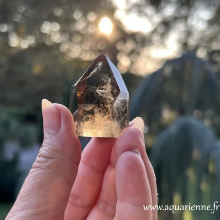 Prise de vue de cette pointe Isis de Citrine fumée sous le soleil couchant. Pièce unique disponible dès maintenant.