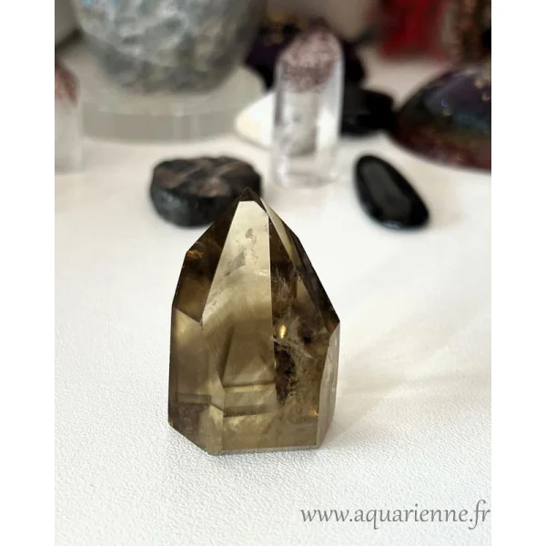 Photo en intérieur de cette pointe Isis en Citrine fumée. Le côté fumé de la citrine apparaît. Pièce unique.