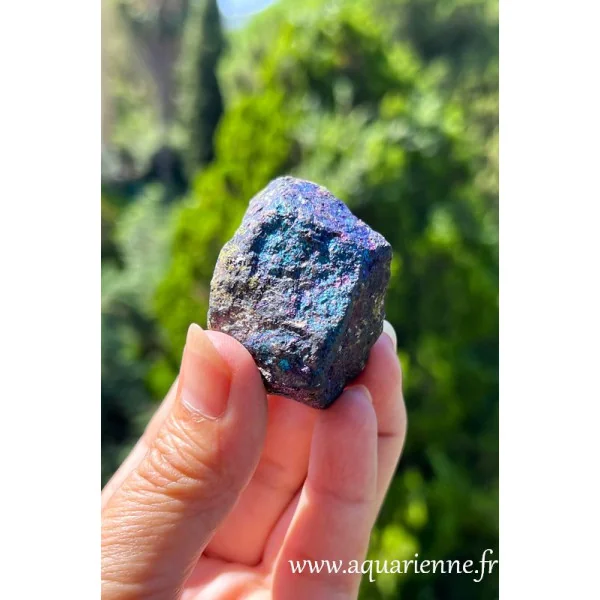 Admirez les irisations arc-en-ciel de cette chalcopyrite du Mexique de 116g, découvrez ses bienfaits en lithothérapie.