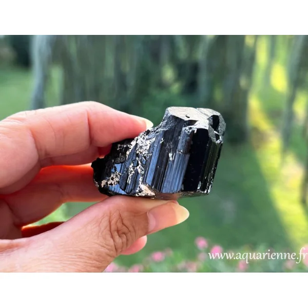 Invitez la force et la protection de la tourmaline noire dans votre vie. Pierre brute de tourmaline noire pesant 99g.