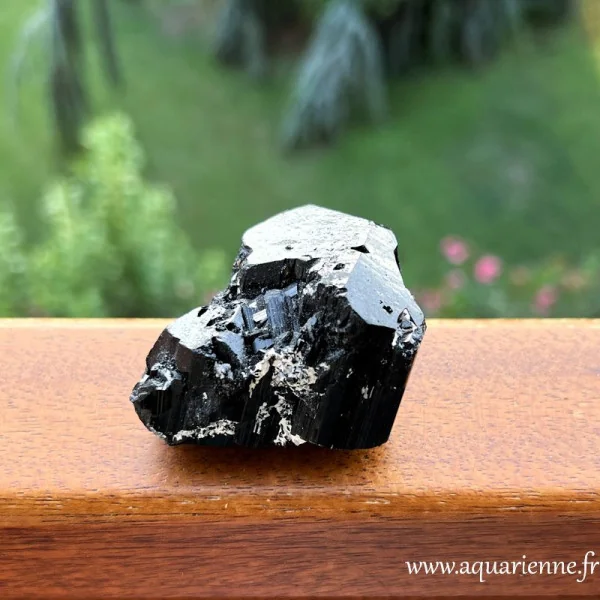 Offrez-vous un garde du corps énergétique avec ce bloc de tourmaline noire brute. Pièce unique de 99g