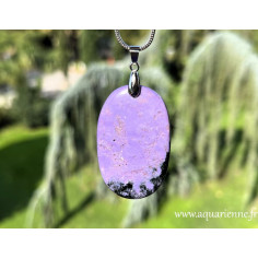 Pierre de conscience, la Charoïte aide à élever vos vibrations et à élargir votre perspective. Pendentif ovale en charoïte.