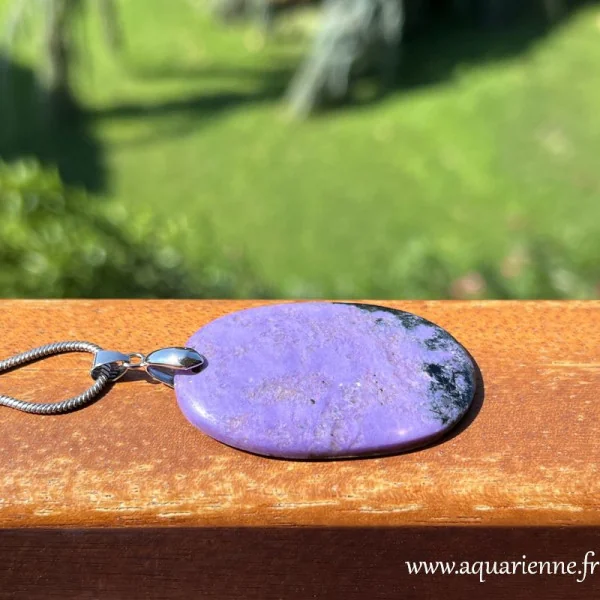 Pierre violette envoûtante, la charoïte vibre à l'unisson du chakra coronal. Pendentif ovale en Charoïte de 66 mm avec bélière.