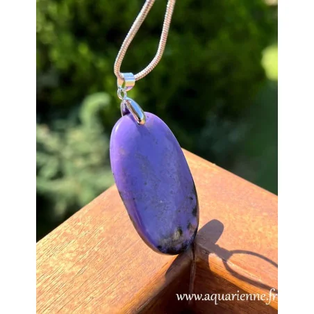 Charoïte, pierre de conscience qui entre en résonance avec le 7ème chakra. Pendentif en charoïte. Pièce unique.