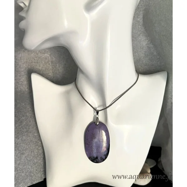 Voir sa vie d'un point de vue plus élevé avec la charoïte, pierre de spiritualité et de sagesse. Pendentif ovale en charoïte.