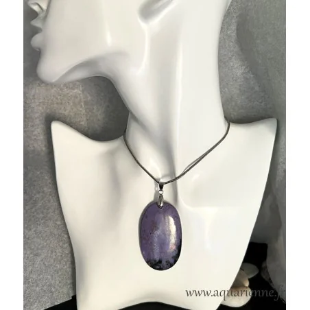 Voir sa vie d'un point de vue plus élevé avec la charoïte, pierre de spiritualité et de sagesse. Pendentif ovale en charoïte.