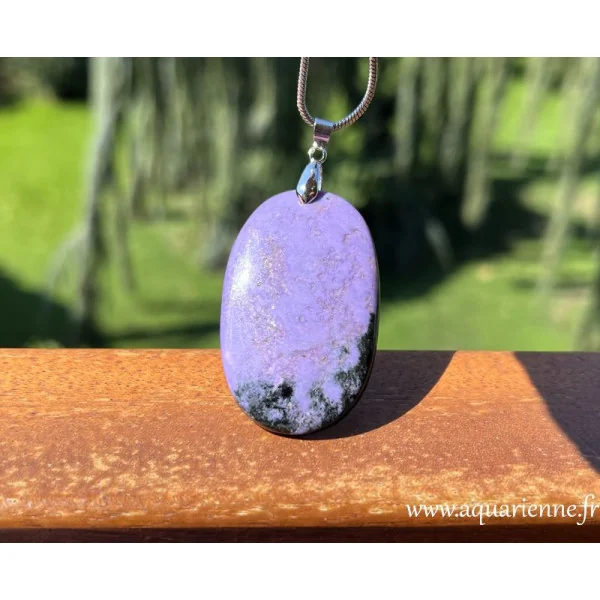 Pierre violette fascinante et rare, la charoïte stimule l'intuition et la perspicacité. Pendentif en charoïte, pièce unique.