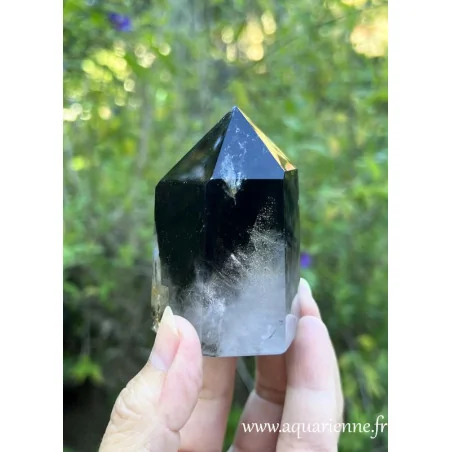 Le quartz morion est une pierre d'enracinement et de protection énergétique. Pointe quartz fantôme morion de 7,3 cm.