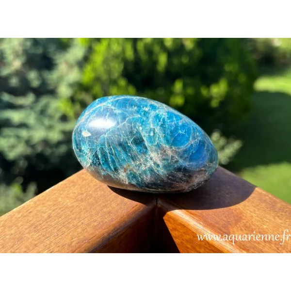 L'Apatite bleue, votre alliée pour la motivation et la détermination. Galet poli main de 7,5 cm, pesant 268 g.