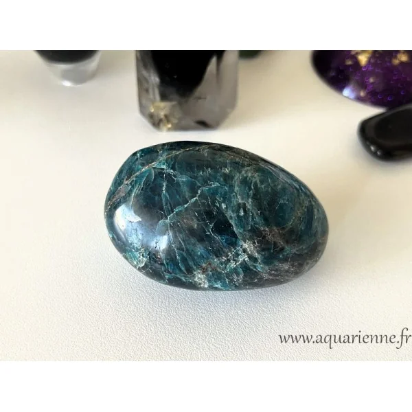 Photo prise en intérieur. Apatite bleue de Madagascar, galet de 268g poli main. Pièce unique disponible maintenant.