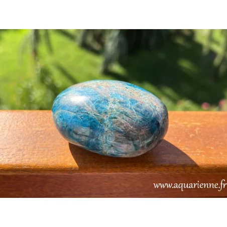 Apatite bleue de Madagascar, galet poli main : 178g/67mm. Pierre reconstituante et décorative avec ses nuances bleu océan.