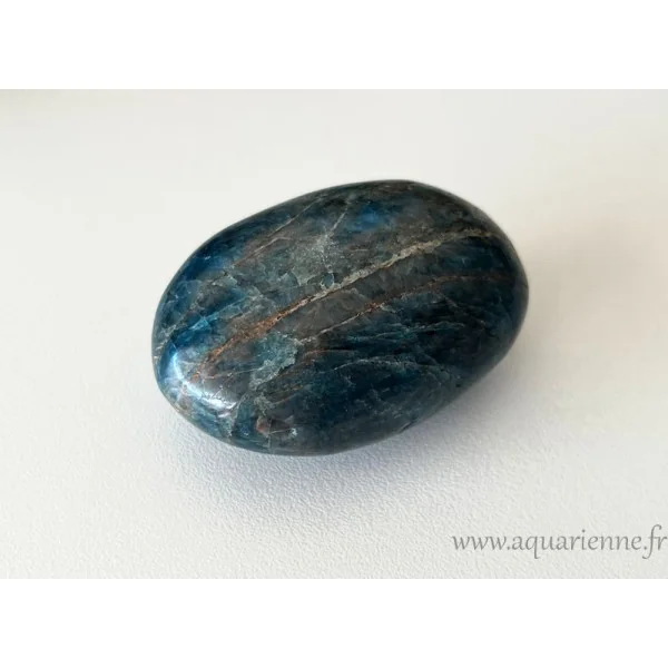 L'Apatite bleue de Madagascar, et ses tons bleus mer, apporte une énergie apaisante et harmonieuse à votre espace de vie.