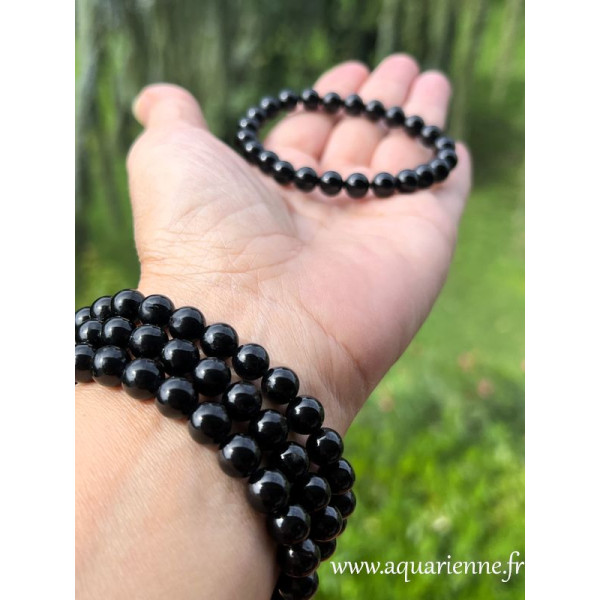 Ajoutez une touche de style protecteur à votre quotidien avec ce bracelet élastiqué en perles de Tourmaline Noire.