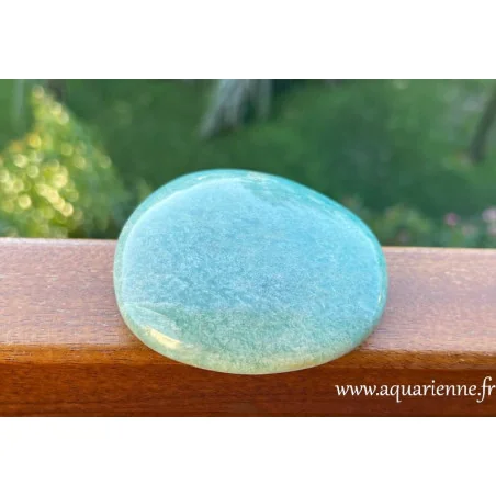Pierre Amazonite de Madagascar, galet poli main : 217g-8cm. Pierre d'harmonie, l'amazonite est un artisan de la paix.